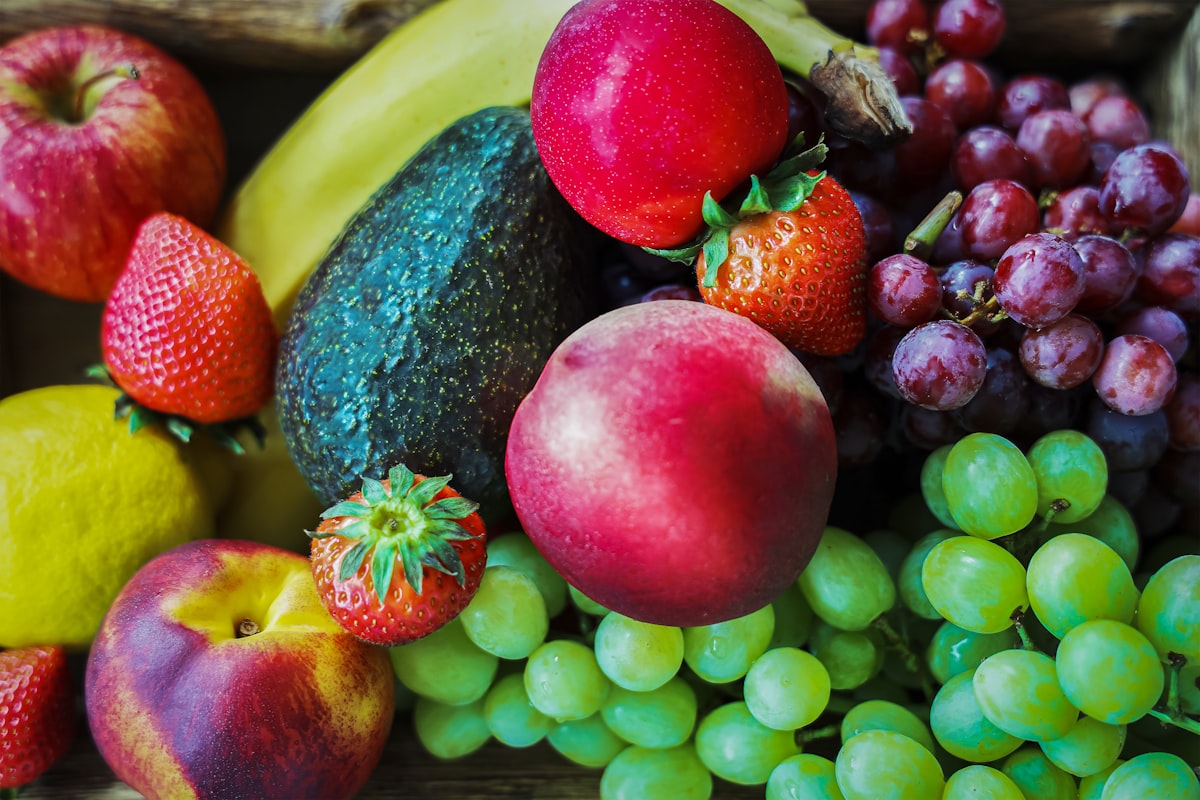 Selezione di frutta fresca e colorata per nutrizione consapevole